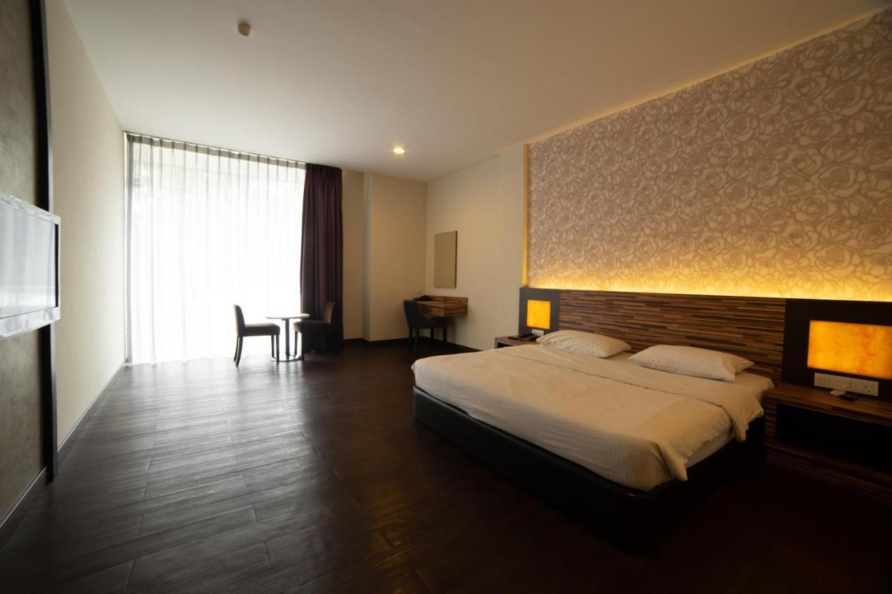 Waterfront Boutique Hotel Петалинг Джая Екстериор снимка