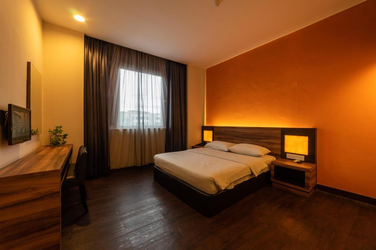 Waterfront Boutique Hotel Петалинг Джая Екстериор снимка