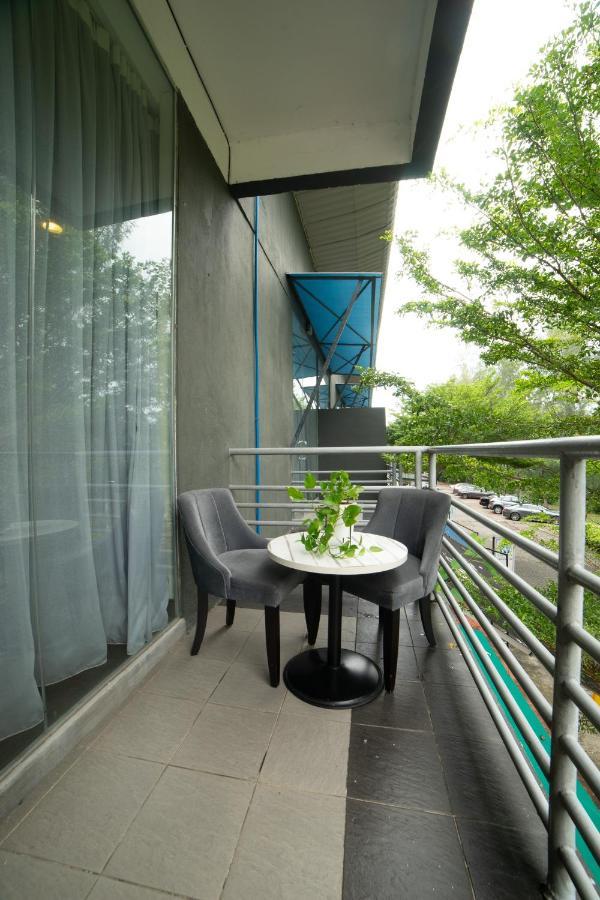 Waterfront Boutique Hotel Петалинг Джая Екстериор снимка