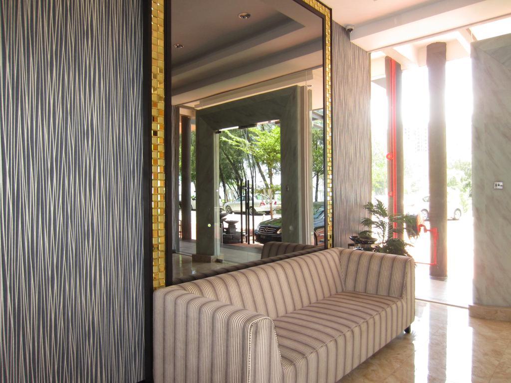 Waterfront Boutique Hotel Петалинг Джая Екстериор снимка