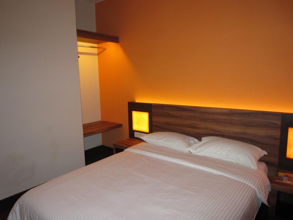 Waterfront Boutique Hotel Петалинг Джая Стая снимка