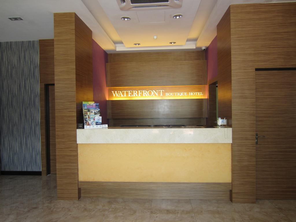 Waterfront Boutique Hotel Петалинг Джая Екстериор снимка