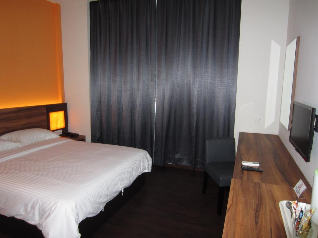 Waterfront Boutique Hotel Петалинг Джая Екстериор снимка