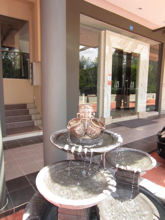 Waterfront Boutique Hotel Петалинг Джая Екстериор снимка