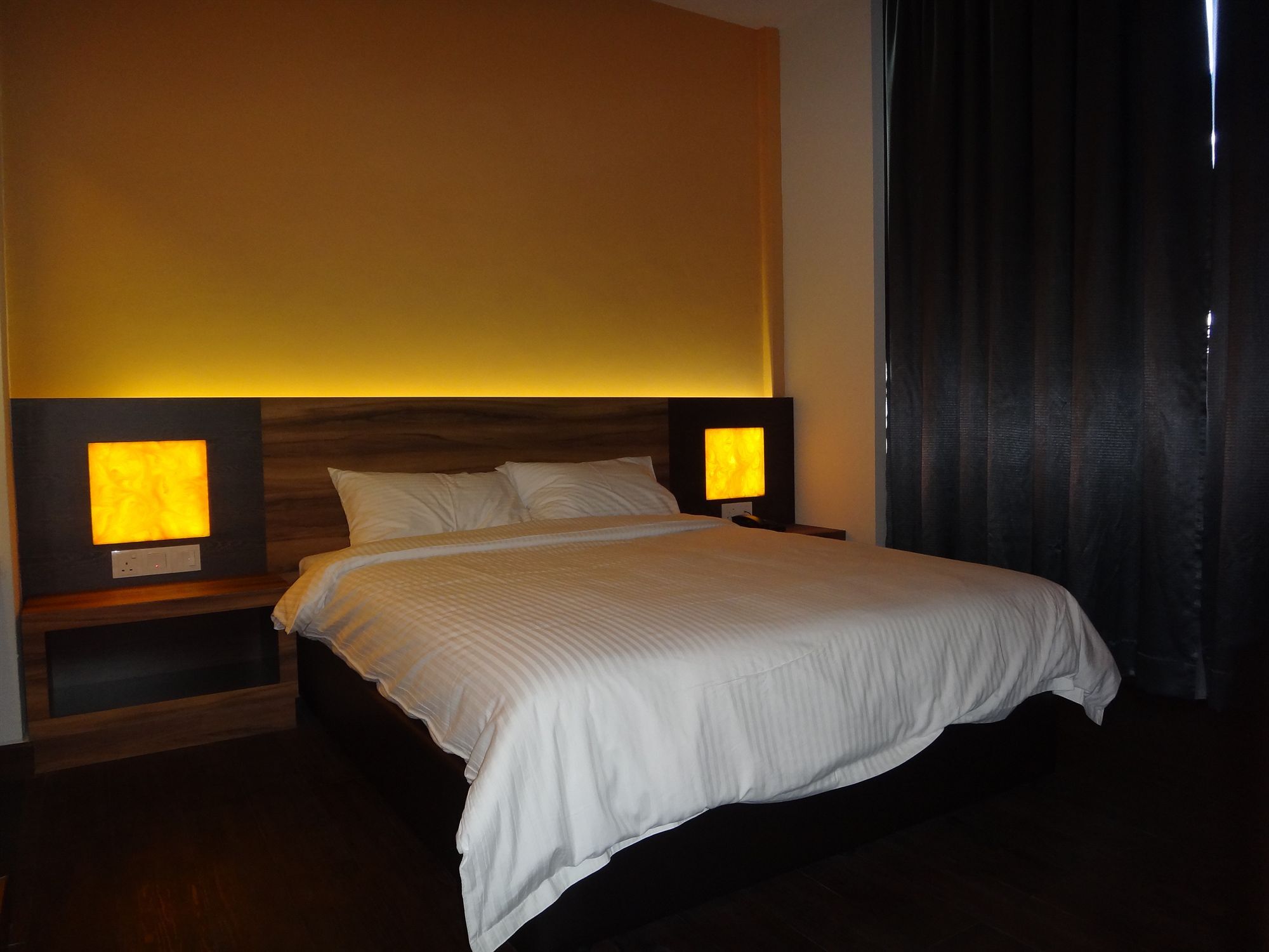Waterfront Boutique Hotel Петалинг Джая Екстериор снимка