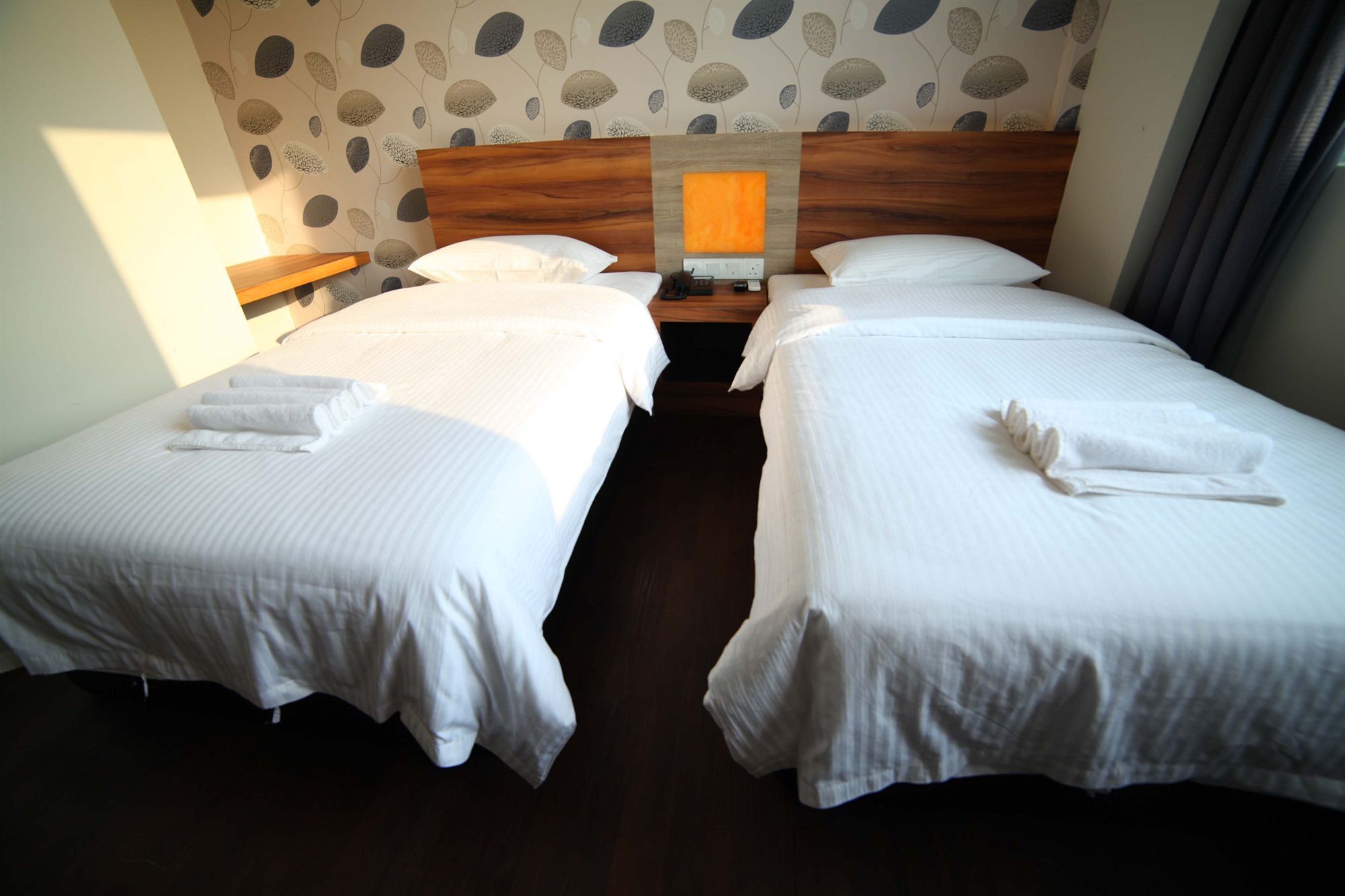 Waterfront Boutique Hotel Петалинг Джая Екстериор снимка