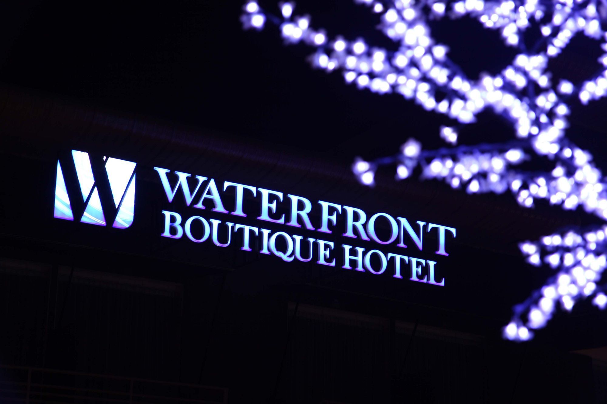 Waterfront Boutique Hotel Петалинг Джая Екстериор снимка