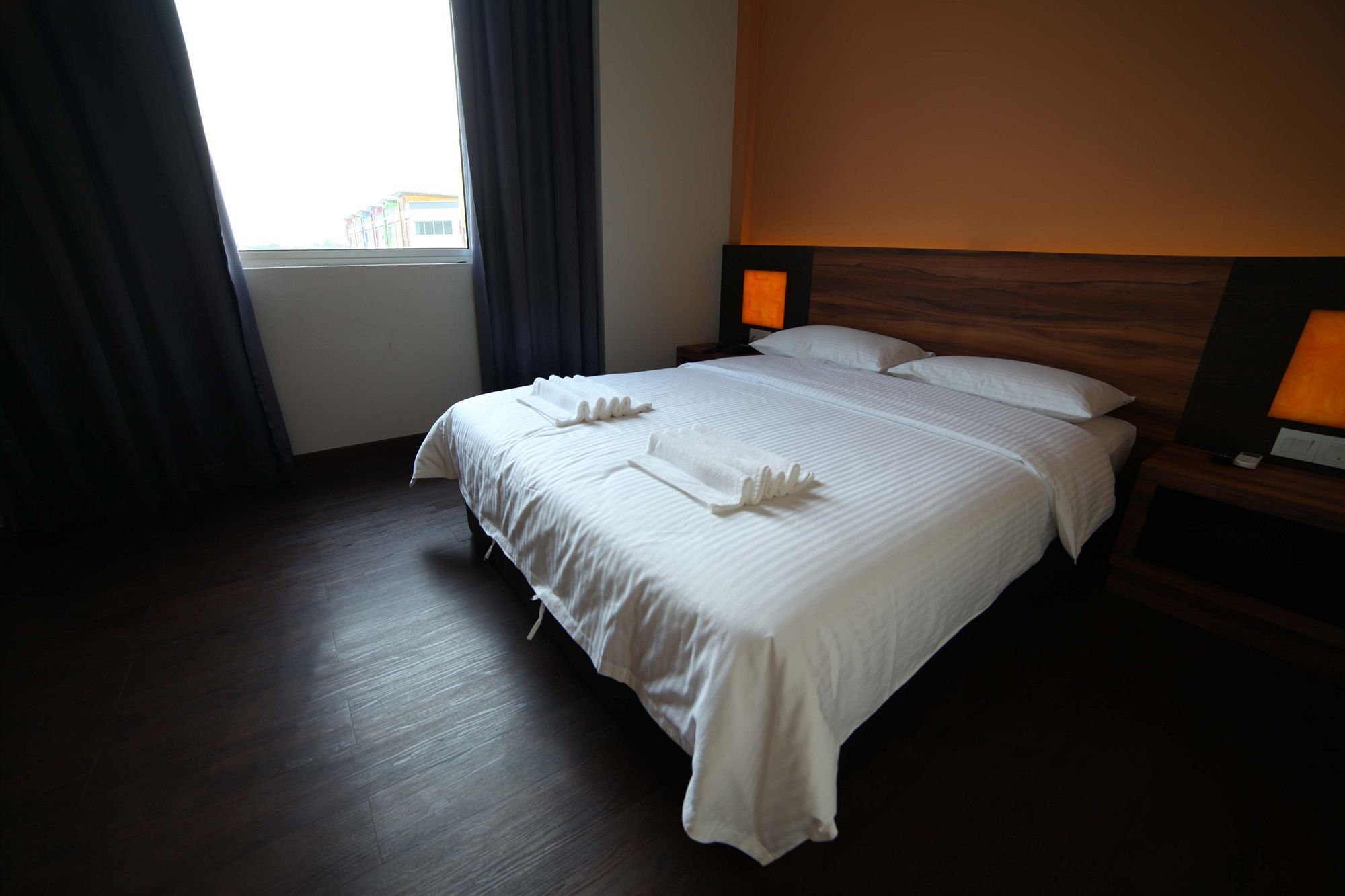 Waterfront Boutique Hotel Петалинг Джая Екстериор снимка